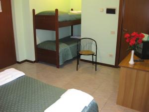 维拉·达尔梅卡萨久利酒店的带两张双层床和椅子的房间