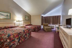 鸽子谷格林瓦利汽车旅馆的酒店客房设有两张床和电视。