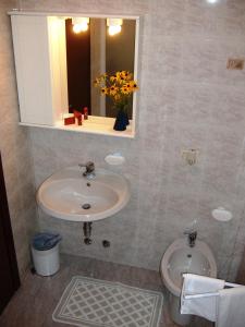 维拉·达尔梅卡萨久利酒店的一间带水槽、卫生间和镜子的浴室
