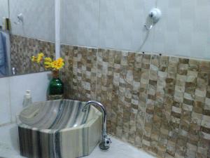 里约热内卢Casa da Cacaia e do Henrique的浴室设有水槽、淋浴和花瓶