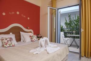 圣加利尼安提戈涅酒店的一间卧室配有带毛巾的床