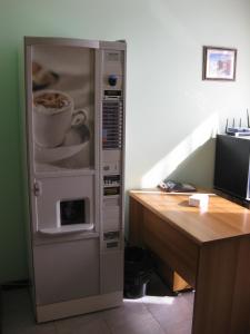 维拉·达尔梅卡萨久利酒店的桌子旁的橱柜,上面放着咖啡