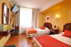 圣地亚哥格兰派乐斯酒店的酒店客房设有两张床和电视。