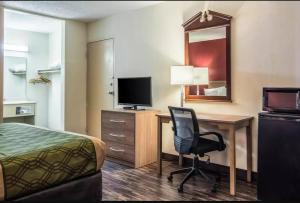 佩恩堡佩恩堡伊克诺旅馆的酒店客房配有一张床、一张桌子和一把椅子。