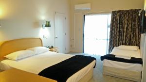 奥克兰瑞兰埃普索姆汽车旅馆的酒店客房设有两张床和窗户。