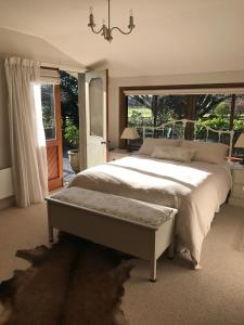 因弗卡吉尔McIvor Lodge的一间卧室设有一张大床和一个大窗户
