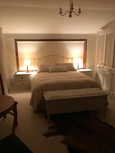 因弗卡吉尔McIvor Lodge的一间卧室配有一张大床,上面有两盏灯