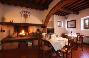 因奇萨伊恩瓦尔达尔诺泰努塔伊尔布尔基奥酒店的一间带壁炉和桌椅的用餐室