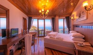 SazlıAssos Kayalar Terrace的一间卧室配有一张桌子和一张美景床。