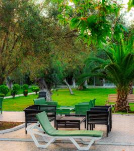 SazlıKayalar Blue Beach Hotel的公园里一群绿色的桌椅