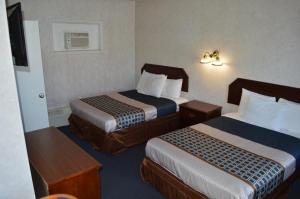 尼亚加拉瀑布尼亚加拉瀑布金沙汽车旅馆的酒店客房设有两张床和电视。
