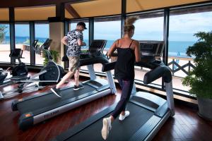 美奈海马Spa度假酒店的健身房里跑步机上的男女