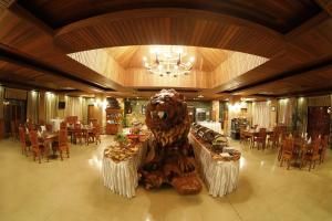 内比都KMA NAYPYITAW Hotel的餐馆中间的一大块熊雕