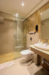 纳威孟买Hotel Vista Inn的浴室配有卫生间、盥洗盆和淋浴。