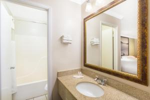 Upper LakeUpper Lake Inn & Suites的一间带水槽和镜子的浴室