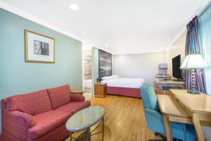 Upper LakeUpper Lake Inn & Suites的客厅配有沙发和1张床