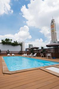曼谷True Siam Rangnam Hotel的建筑物屋顶上的游泳池