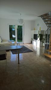 科尔巴赫AS-Ferienwohnung的客厅配有沙发和桌子