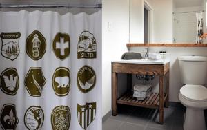南太浩湖南太浩大本营酒店的一间带卫生间和淋浴帘的浴室