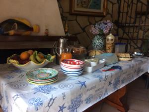 切塔拉Reginella的一张桌子,上面有蓝白桌布,上面有食物