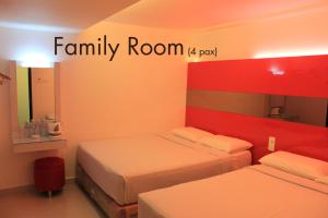 吉隆坡世纪酒店的带两张床的房间和家庭间标志