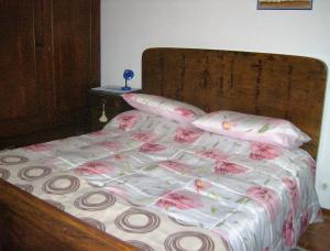Terontola卡萨迪娜住宿加早餐旅馆的一张带粉色和白色床单及枕头的床