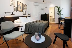 尼亚卢卡Boutique rooms Kastel Ismaeli的卧室配有一张床和一张桌子及椅子
