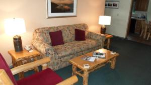 南太浩湖The Lodge at Lake Tahoe, a VRI resort的客厅配有沙发和2张桌子