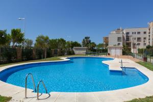 雷塔马尔Oasis del Toyo的蓝色海水大型游泳池