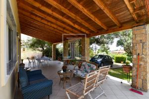 尼亚·卡利克拉提亚Summer House Toula的一个带桌椅和顶棚的庭院