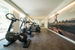 巴尔德莫萨Bordoy Continental Valldemossa的一间健身房,里面配有数台有氧运动器材