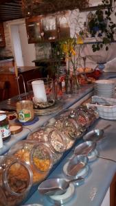 多瑙艾辛根Pension Baarblick的自助餐,包括盘子和碗的食物和汤匙