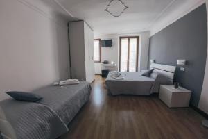 维罗纳Residenza al Castello的一间卧室配有两张床和一张桌子