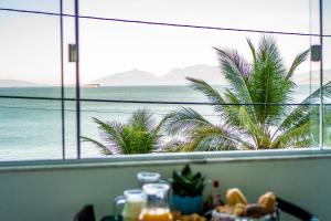 曼加拉蒂巴普达萨皮克拉酒店的客房享有大海和棕榈树的景致。