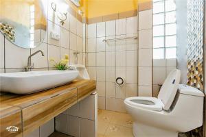 Ban Tha Khun巴丁巧兰度假酒店的浴室配有白色卫生间和盥洗盆。