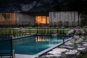韦扎诺Agritur La Dolce Mela - Adults Only的花园内的游泳池,带房子