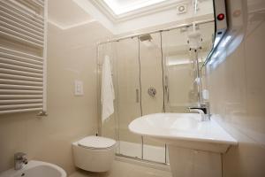 那不勒斯阿尔伯格德尔高尔夫酒店的一间带水槽、卫生间和淋浴的浴室