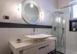 玛丽娜迪曼卡维萨Dimora Smeraldo的一间带水槽和镜子的浴室