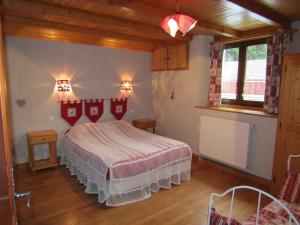 Saulxures-sur-MoselotteLa Boissellerie的卧室配有一张床