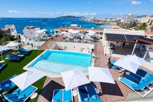 伊维萨镇欧洲之星伊维萨岛酒店的度假村游泳池的图片