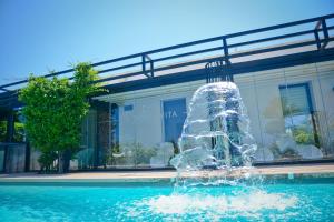 奥斯图尼玛赛丽亚圣塔卢西亚大酒店的建筑物前泳池中的喷泉
