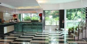 曼谷拉查达17普拉斯酒店的厨房铺有黑白的格子地板。
