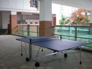 曼谷拉查达17普拉斯酒店的大楼中央的乒乓球桌