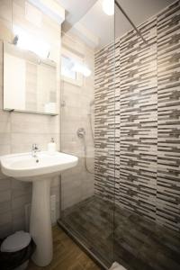 蒂米什瓦拉SMP apartment 3的一间带水槽和玻璃淋浴的浴室