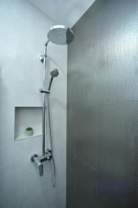 布德瓦Apartments 110 in Budva的浴室内配有淋浴和头顶淋浴