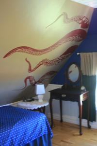 卡文迪西Simply Charming Cottages的卧室墙上挂着一幅龙画