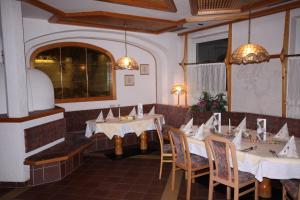弗拉塔赫莫塔尔运动酒店的餐厅配有白色的桌椅和餐巾