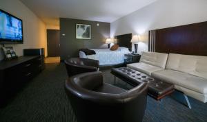 圣巴巴拉柠檬树旅馆的酒店客房设有床和客厅。