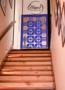 库斯科Cooper Hotel Boutique的通往蓝色和白色门的楼梯
