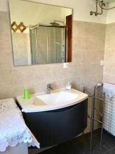 洛阿诺Casa Smeraldo的一间带水槽和镜子的浴室
